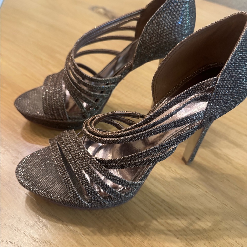 Gianni Bini Green and Brown Heels Stylish Elegance